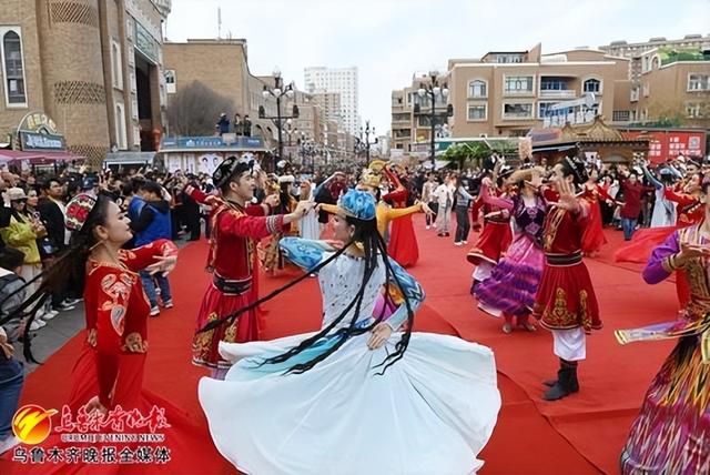 　　4月11日，在大巴扎步行街，舞蹈演员正在为游客表演民族舞蹈。记者陈岩摄