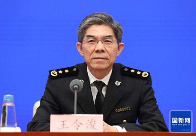 中)今天下午,海关总署副署长王令浚在国务院新闻办举行的发布会上表示