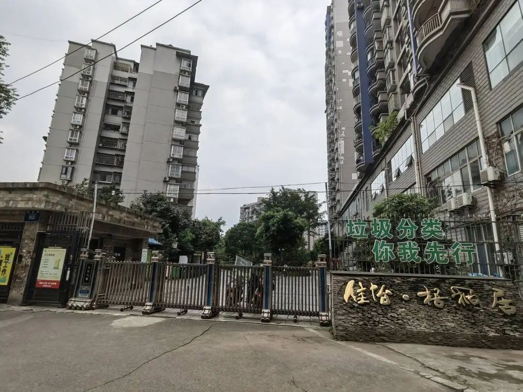 重庆市九龙坡区佳怡梧桐居小区居民反映重庆燃气集团更换天然气表后，燃气用量大增。