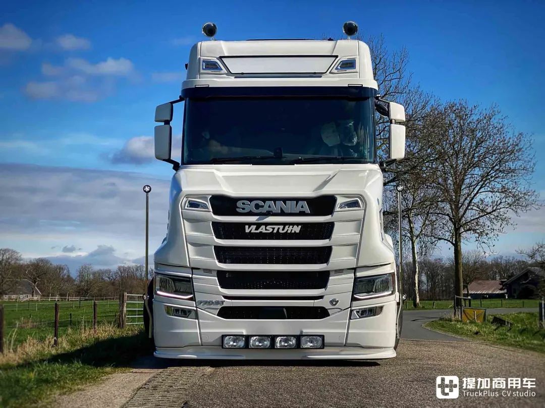 >正文> 同时,改装的长头卡车并不算全新的车型,它们依然拥有斯堪尼亚