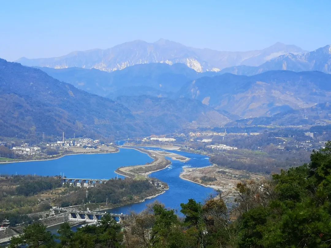 俯瞰都江堰全貌.苏卫星/摄