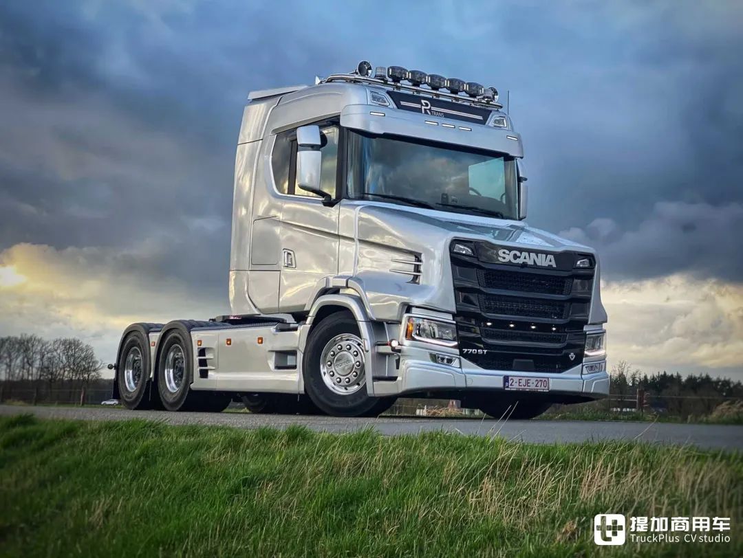 目前,他们已经推出了新款的斯堪尼亚平头改长头卡车,它们的引擎盖造型