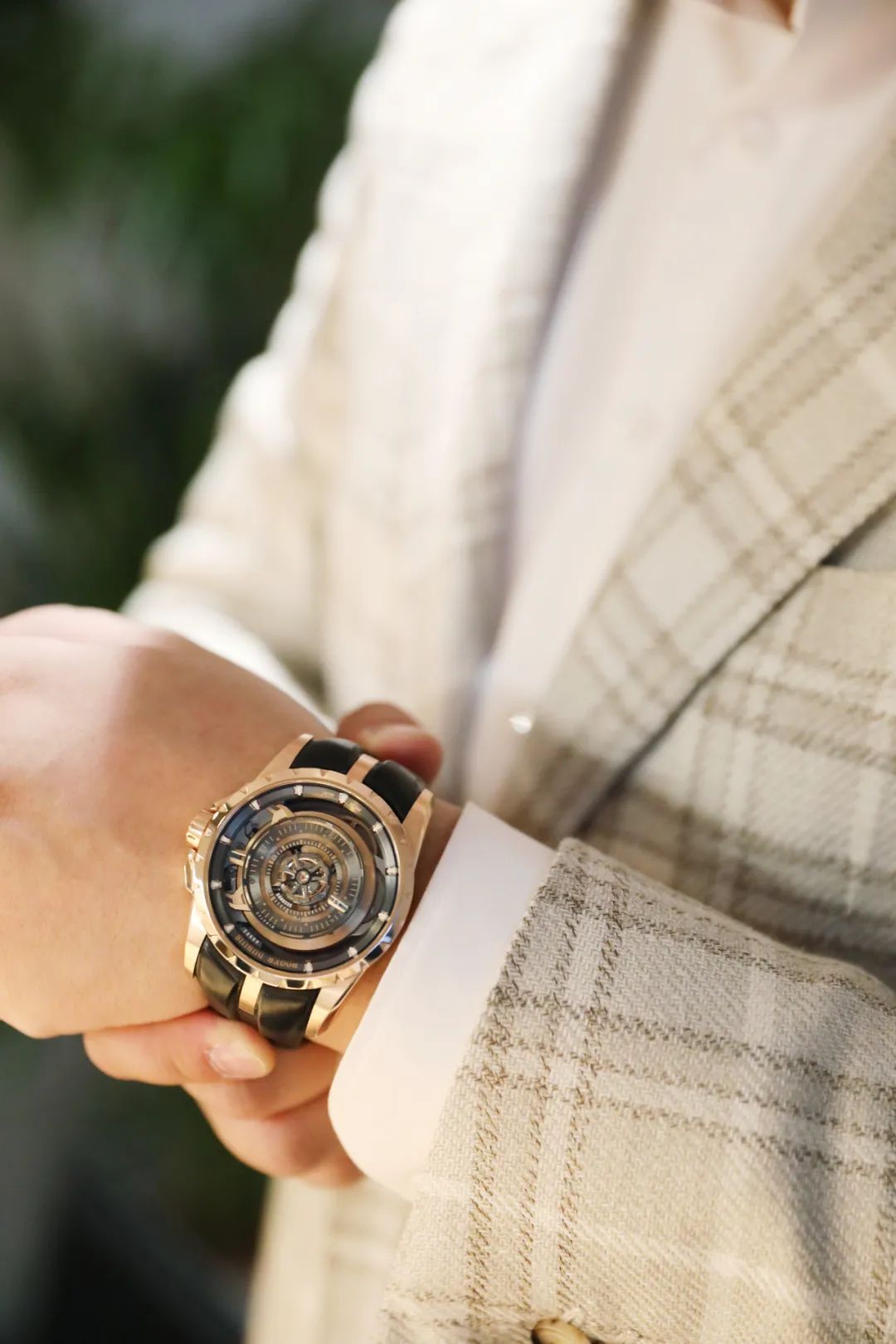 表盘极致先锋又延续日内瓦高级制表传统,镂空桥承极具美感,还大手笔地