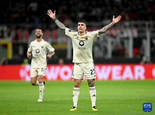 4月11日,罗马队球员詹卢卡·曼奇尼在比赛中庆祝进球.