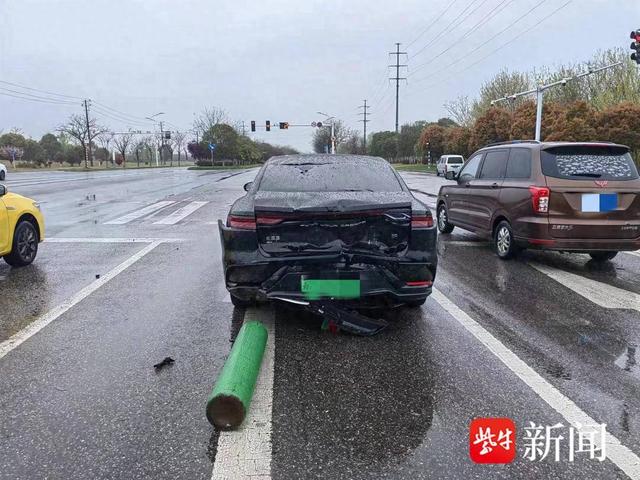 谷里正方大道滨湖路路口,发生一起追尾事故,事故造成两辆车均损坏严重