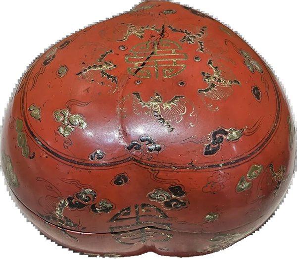 清代 朱地金漆五福捧寿纹桃形盒(北京民俗博物馆供图)