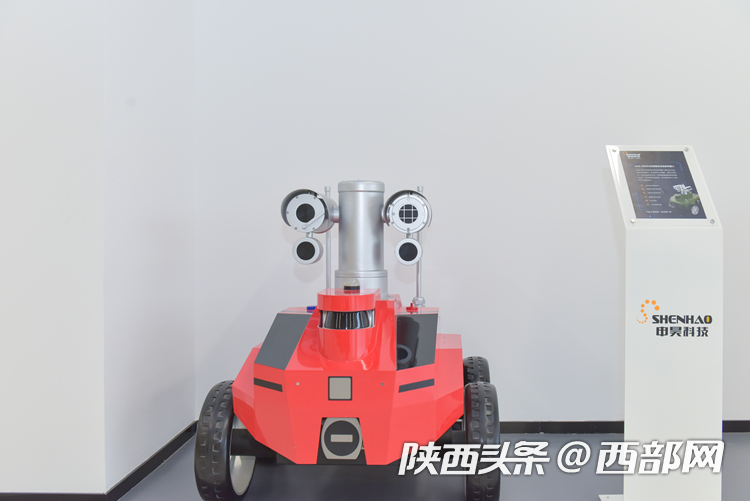 申昊科技研发的SHIR-3000Ex防爆型轮式巡检机器人