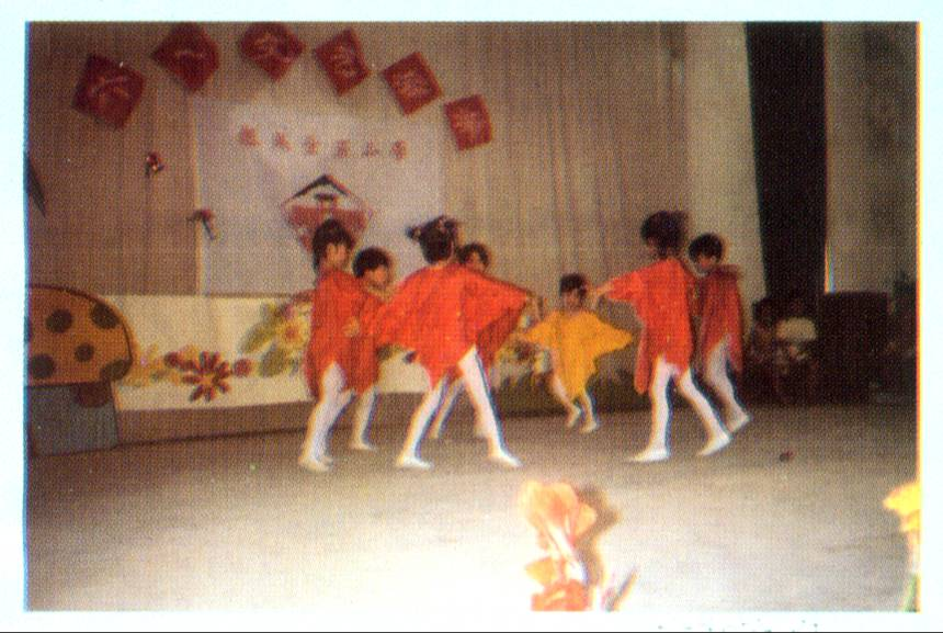 图说：1987年落成的叠滘小学礼堂舞台正在进行庆祝六一学生表演