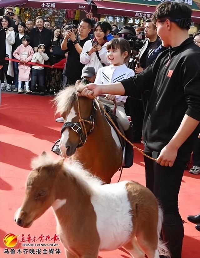 4月11日,在大巴扎步行街,新疆古生态园汗血宝马基地骑手与汗血宝马