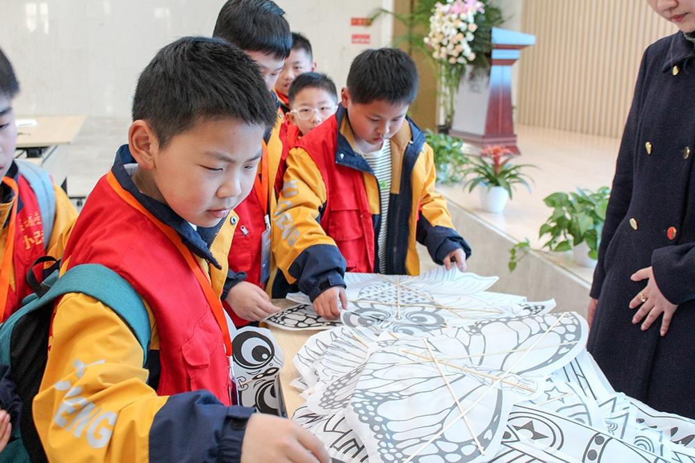 西城小学小记者走进市美术馆 知节气 绘风筝 赏画展_新浪财经_新浪网