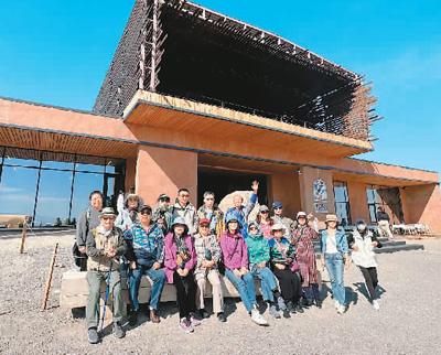 中国游客在哈萨克斯坦恰伦大峡谷游客中心。众信旅游供图