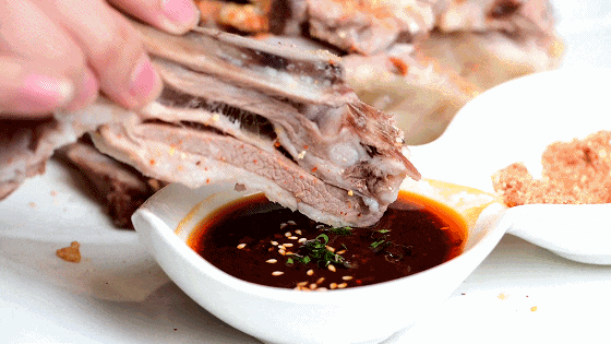 奔跑的肉饼子外酥里嫩,鲜而不腻金黄酥脆的肉饼,里面裹满了羊肉,咬一
