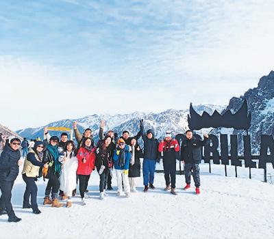中国游客在哈萨克斯坦琼布拉克滑雪场。中青旅供图
