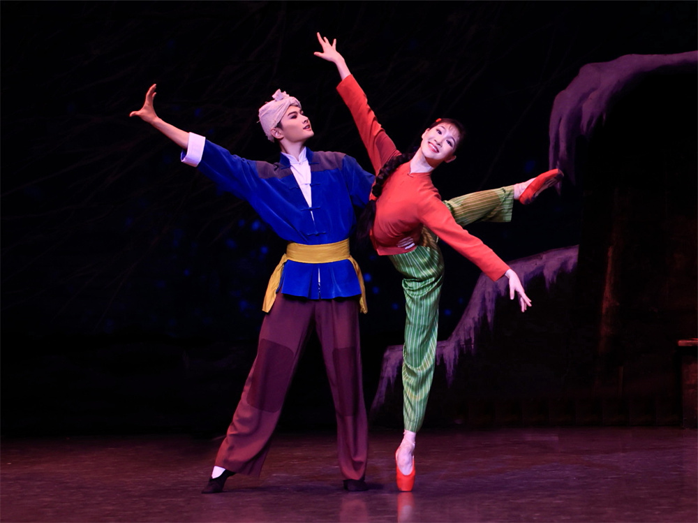 演出前,第一代大春的扮演者,80岁高龄的舞蹈家凌桂明也来到排练厅,为