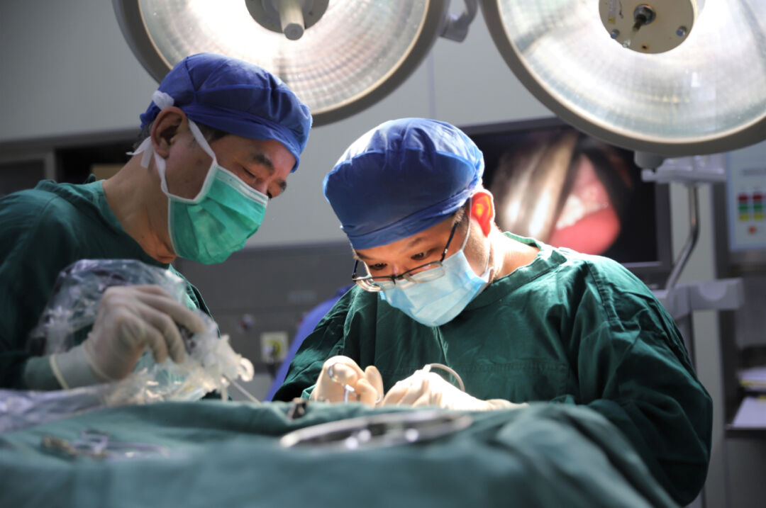 在男性中,肺癌是最高发的癌症,其次是前列腺癌和结直肠癌,以及肝癌和