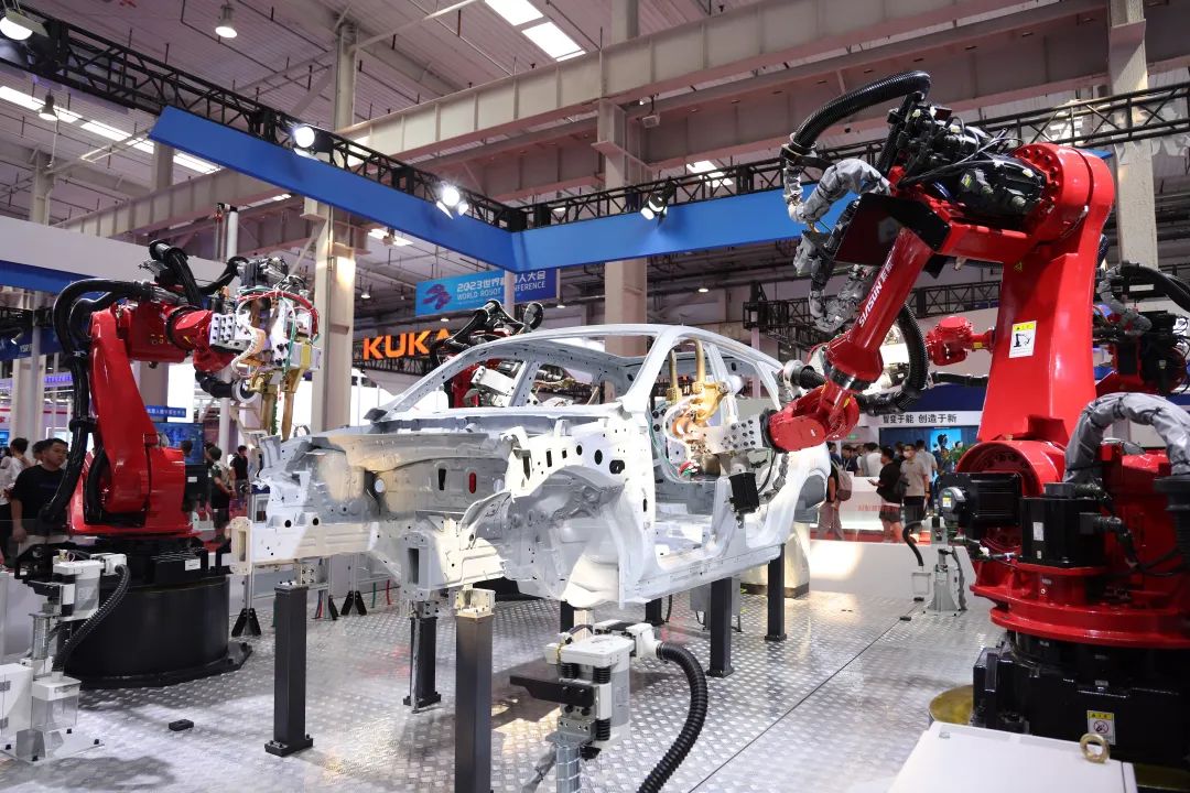 工业机器人和汽车制造.图源:卡乐图片 宁颖/摄