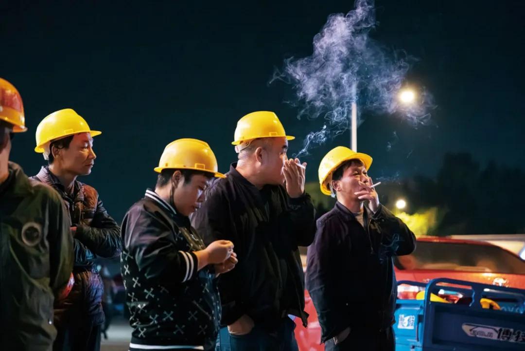 2024年3月12日上午5时许，零工们点起了烟，等待坐车去工地 / 南风窗记者 郭嘉亮 摄