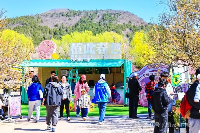 观赏路线1:>公园东门>水榭一层"翰采文华刘怀山中国画展">陶然牌楼>"