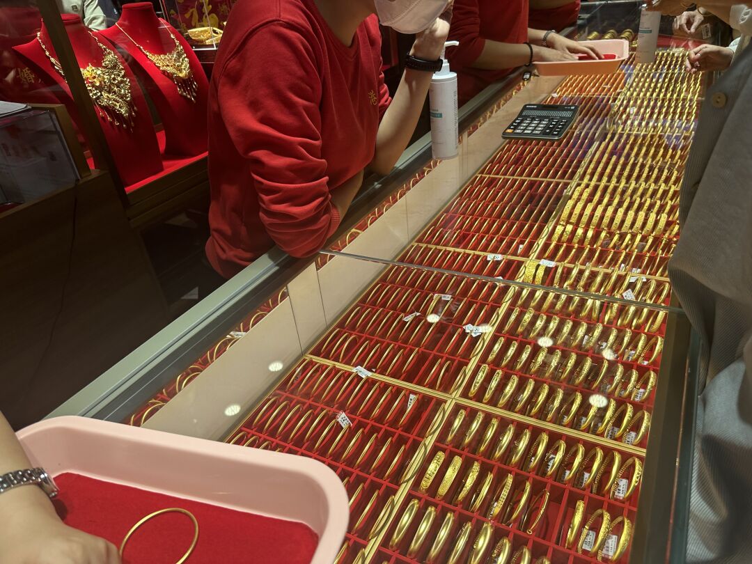 水贝的黄金手镯柜台,时代财经摄