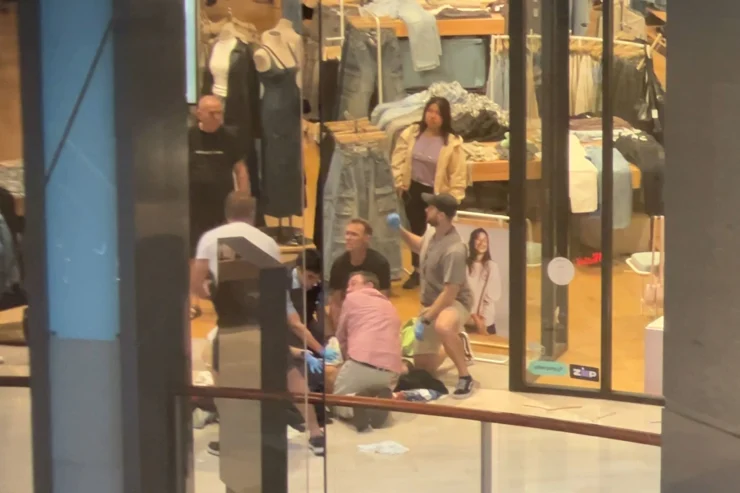 悉尼购物中心13日下午发生的持刀行凶事件致多人死伤 图自《悉尼先驱晨报》报道配图