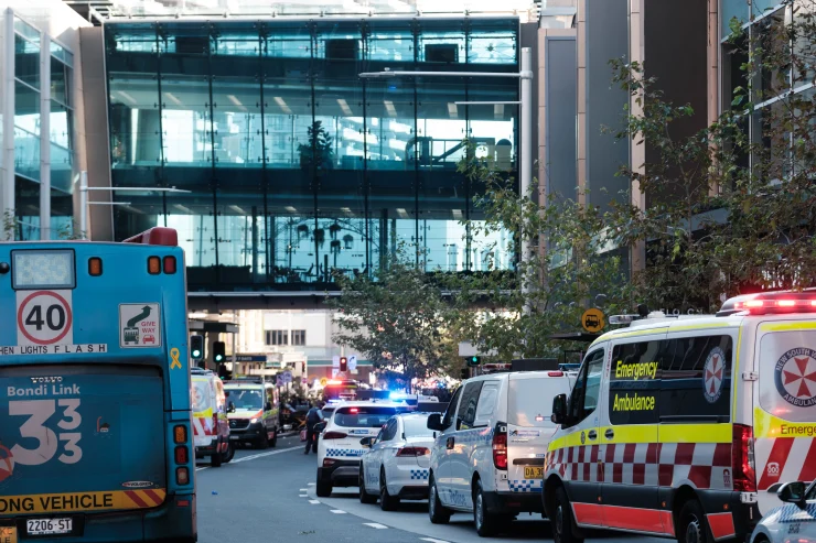 救援人员在事发购物中心外 图自《悉尼先驱晨报》报道配图