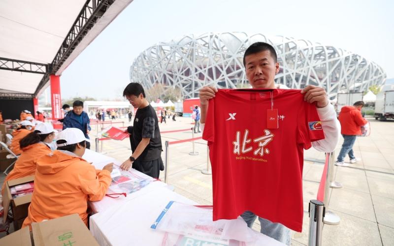 一位跑者展示北京半马参赛服。 新京报记者 王飞 摄