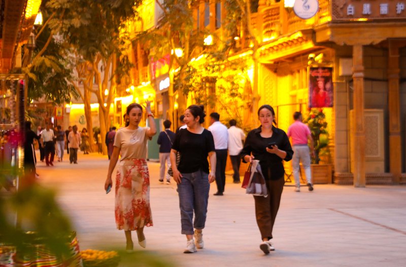 游客在团城内的街道上聊天闲逛。