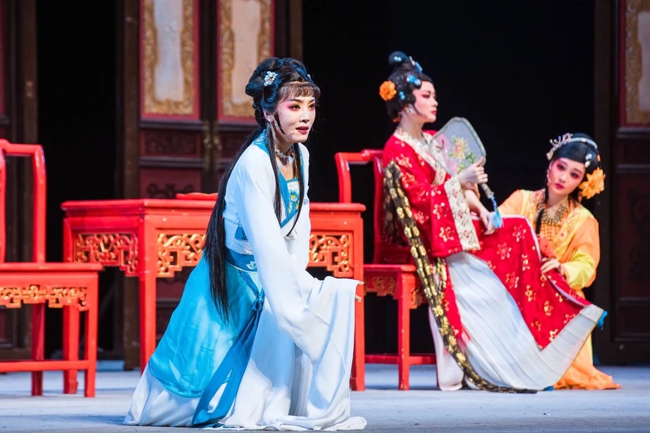 越剧《陈三两》成都上演，李云霄：现场观众让我们更加动情|越剧|陈三两_新浪新闻