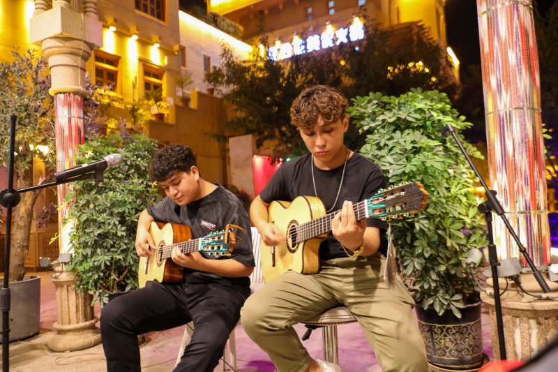 市民们夜晚闲暇时在团城里弹吉他。