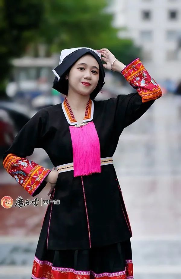 女孩展示田林瑶族服饰.蓝华 摄