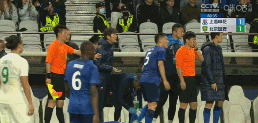 何宇鹏染红下场。