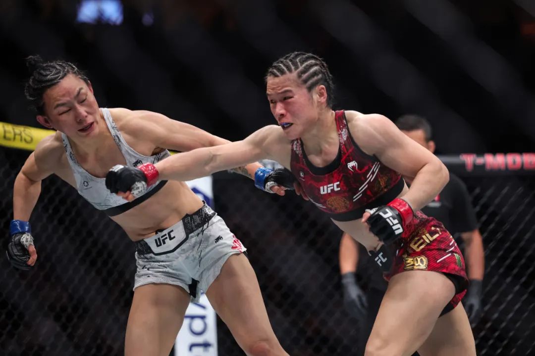 张伟丽(右)与闫晓楠在比赛中