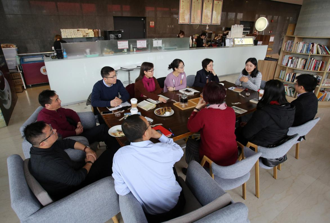 上海,家委会成员们在开会讨论.(图/视觉中国)