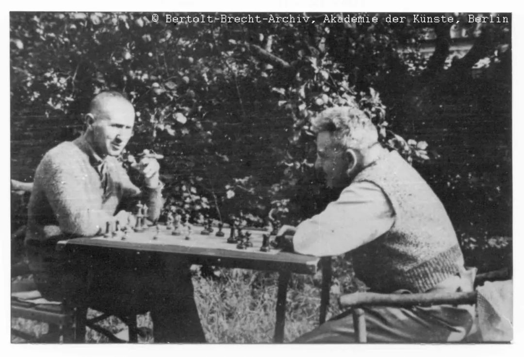 1934 年，布莱希特和本雅明流亡丹麦期间下棋。