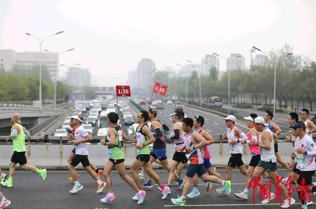 4月14日，跑者们经过北京北四环附近。中青报·中青网记者 陈剑／摄