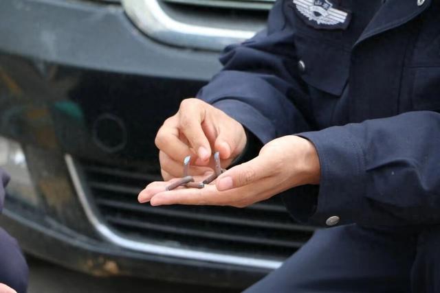 图为犯罪嫌疑人为逃避抓捕自制的三角钉.