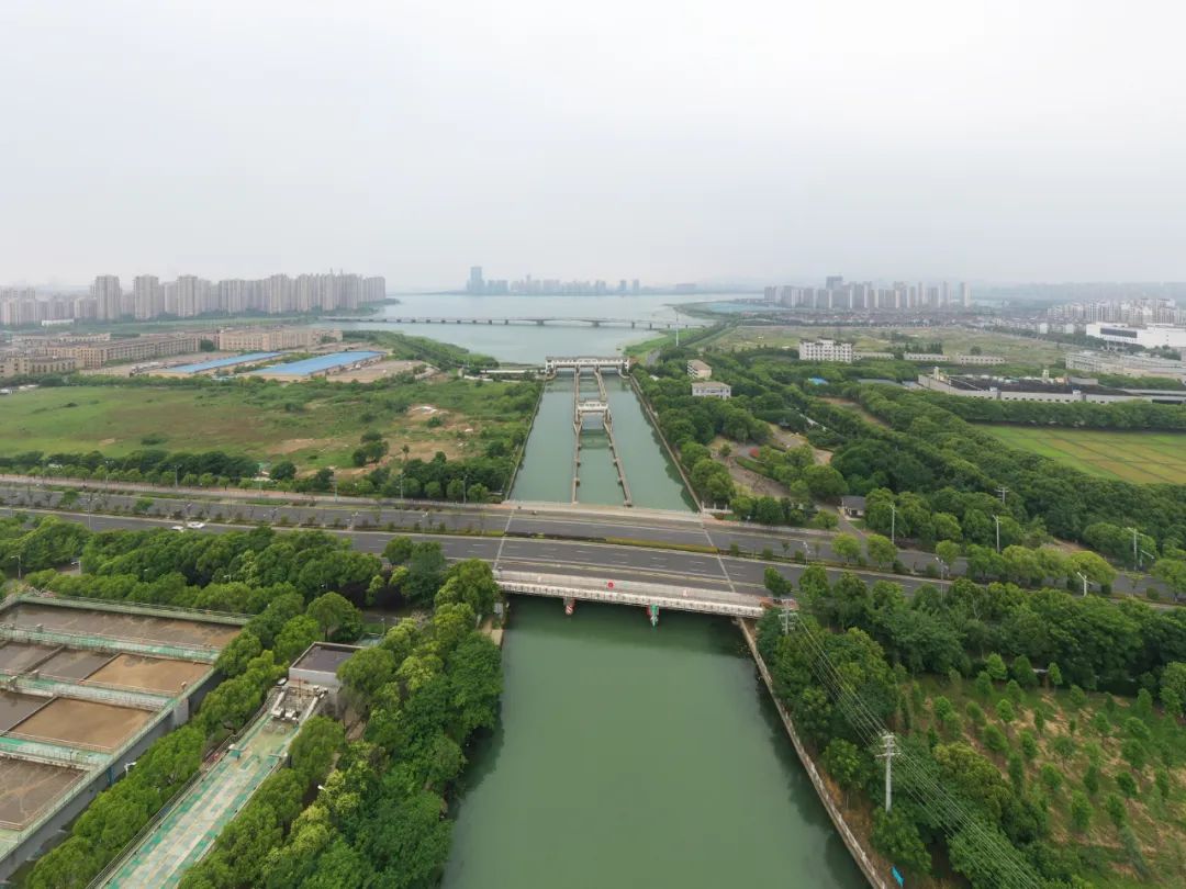 2023年6月拍摄的瓜泾口水利枢纽、瓜泾港及现今地理意义上“吴淞江上第一桥”——瓜泾桥