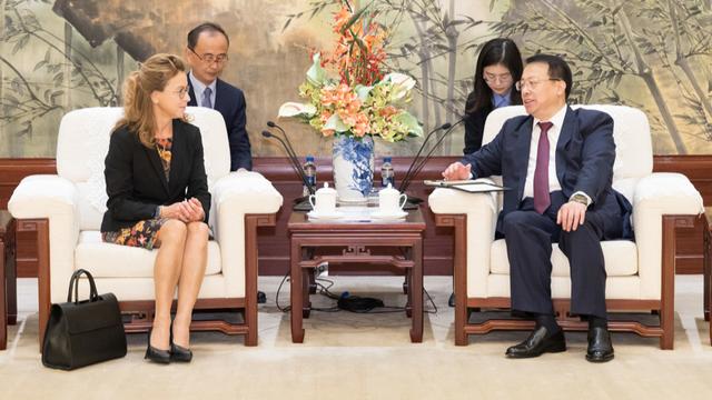 2023年10月31日，上海市市长龚正会见了德国汉堡市议长卡罗拉·费特一行。张春海 摄
