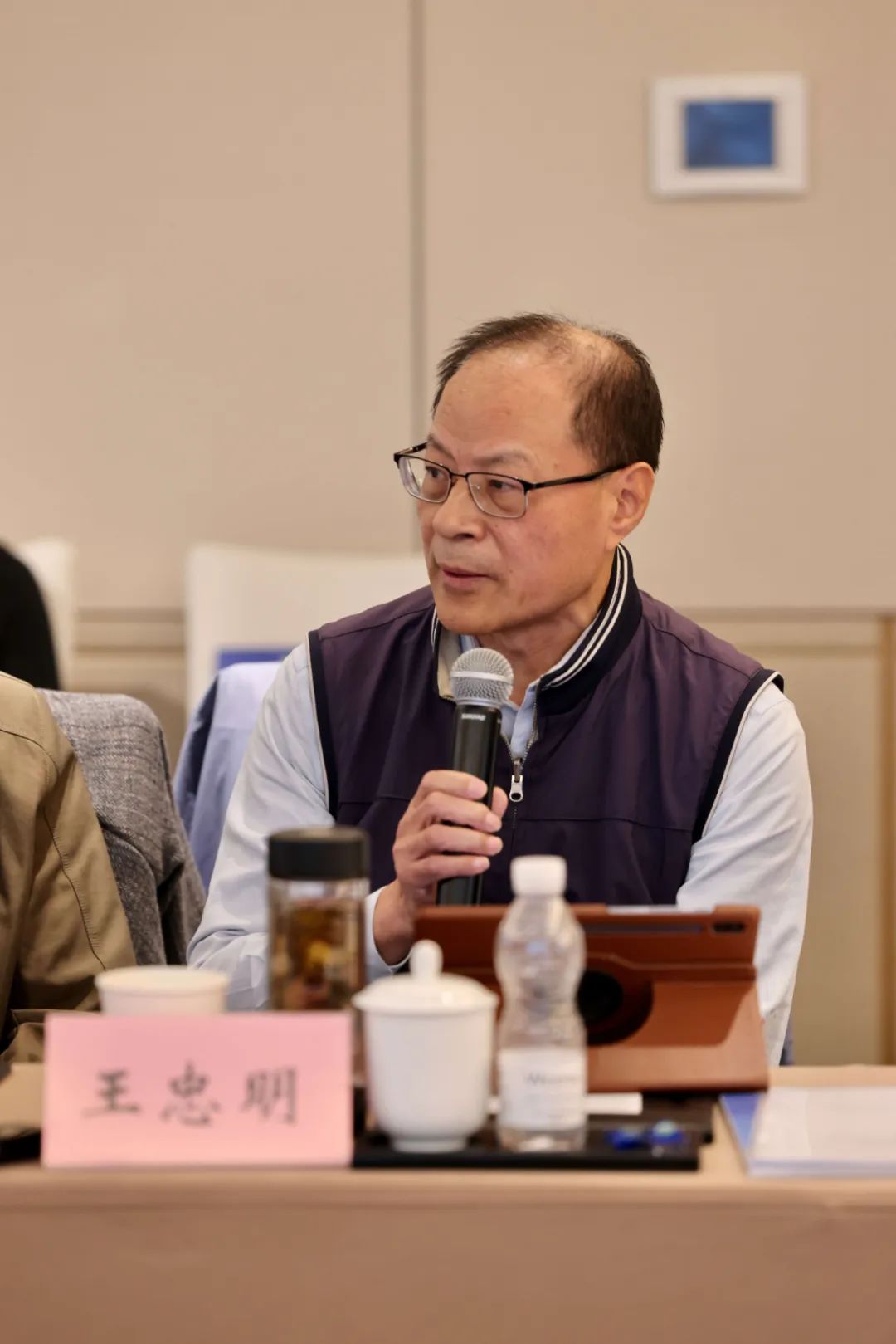 全国工商联原副秘书长王忠明在发言中提出,一定要大张旗鼓地提出合力