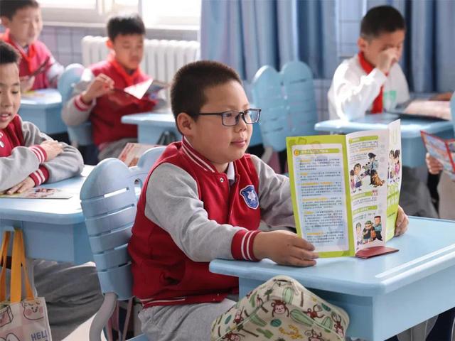 活动围绕"培育小小安全员,筑牢国家安全防线"展开,结合学校实际,阐释