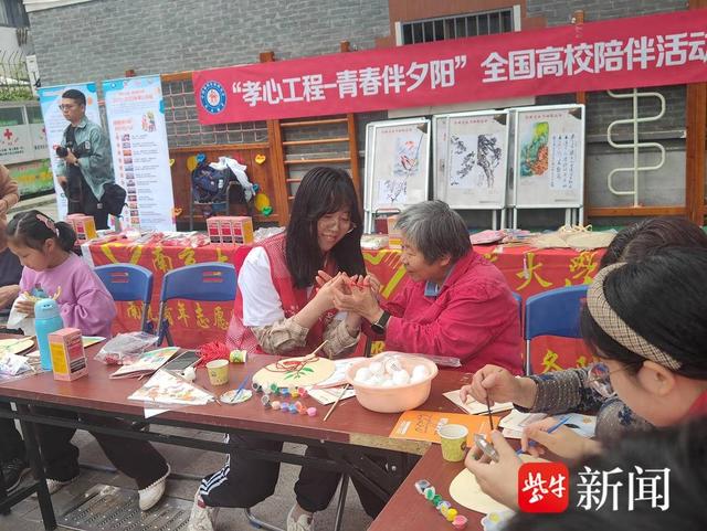 扬子晚报网4月15日讯 (通讯员 姜俊 记者 薛玲) 陪伴,是给予老人最好