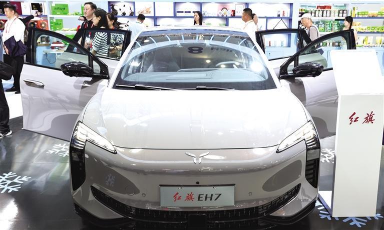 这是4月13日拍摄的在消博会上展出的红旗新能源汽车.