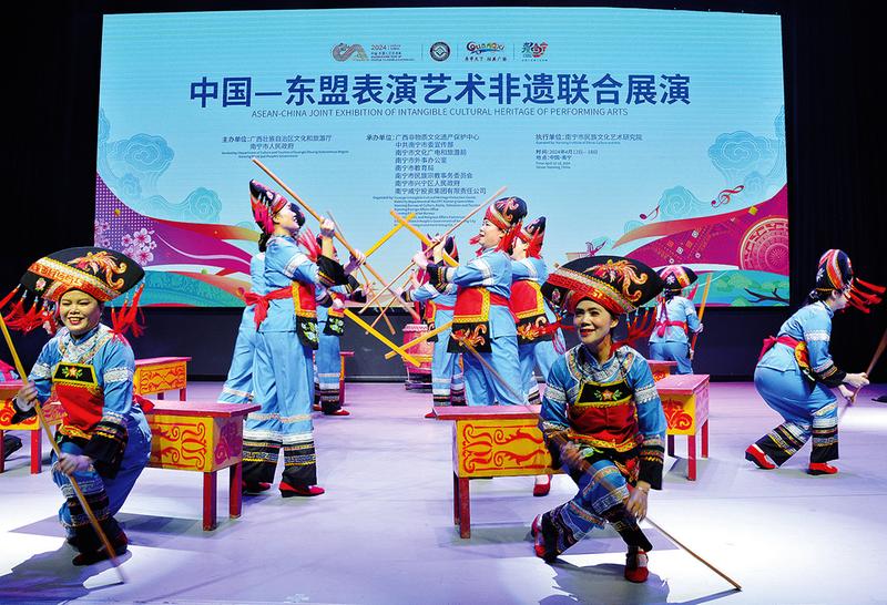 马山群众表演《壮族打扁担》.