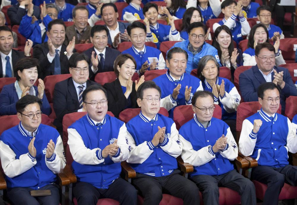小说：三王妃落水后性情大变，从软弱到彪悍，三王爷反追着贴上去