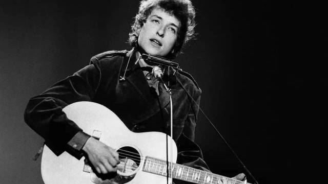鲍勃·迪伦《答案在风中飘》1963年珍贵现场…|Bob Dylan|风华正茂|时代|吉他|场景_新浪新闻