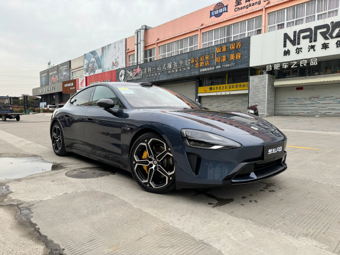 给我 寒武岩灰金属漆 的 送去装贴哑光 隐形车衣 上两天给前杠做了