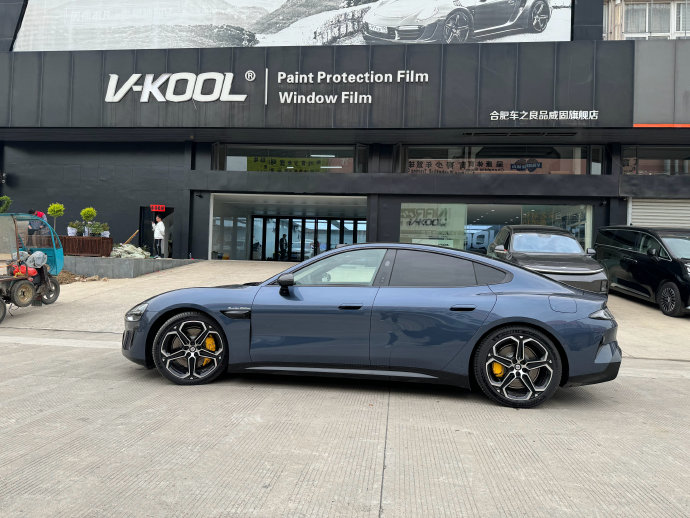 给我 寒武岩灰金属漆 的 送去装贴哑光 隐形车衣 上两天给前杠做了