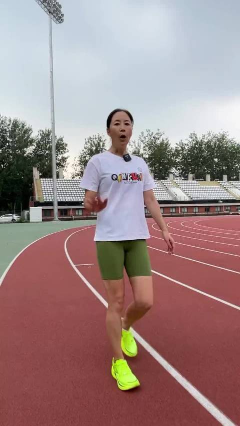 奥运冠军王丽萍教你5个跑前必做热身动作,跑得更好不受伤|跑步|血腥味_新浪新闻