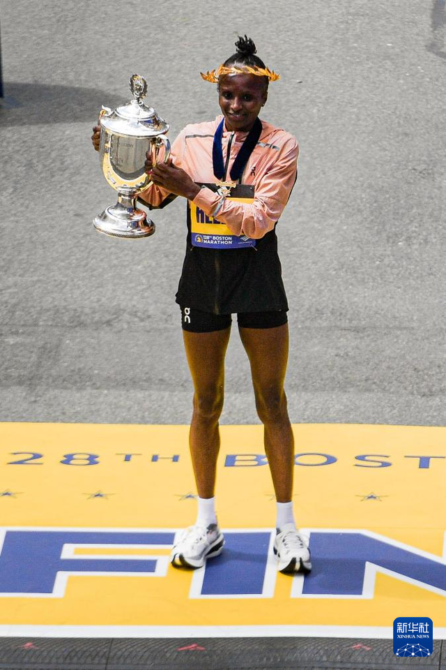 4月15日,肯尼亚选手海伦·奥比里在颁奖仪式上.新华社发(朱子于 摄)