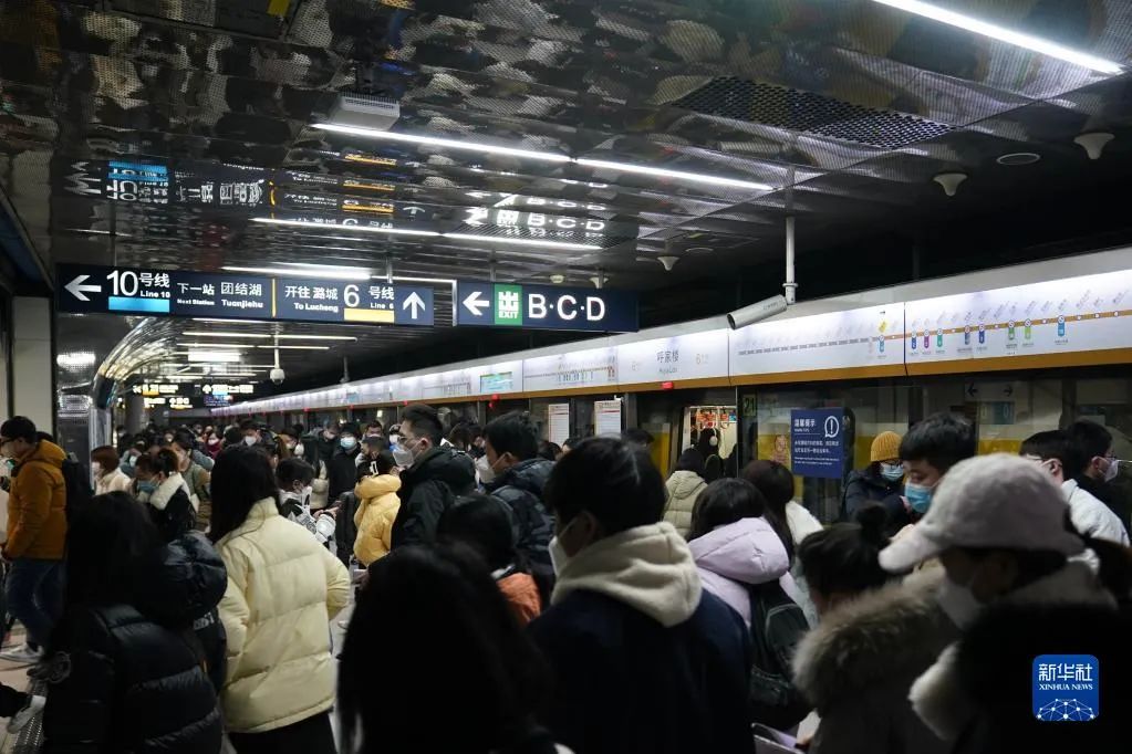 早高峰时段，乘客在北京市地铁乘车。新华社记者 鞠焕宗 摄